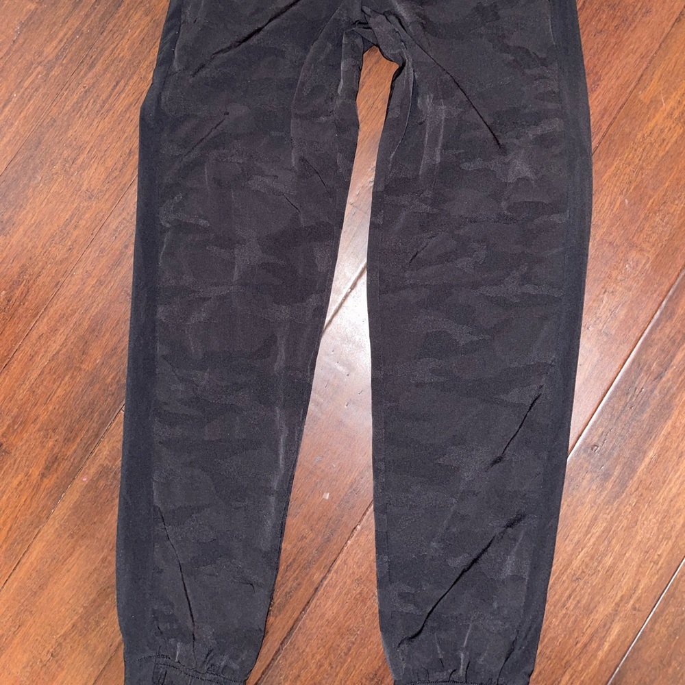 Athleta size 4 black with grey pattern